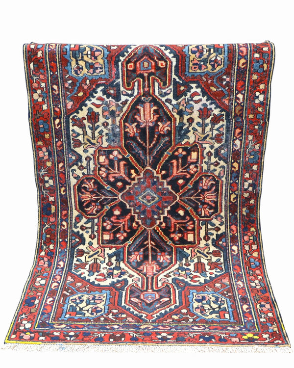 Tappeto Bakhtiyari Antico 185x117 cm con motivi floreali e ampio medaglione centrale su fondo chiaro.