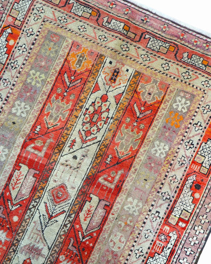 Tappeto Caucaso Antico 183x112 cm in lana con motivi tribali e bordure decorative su fondo rosso.