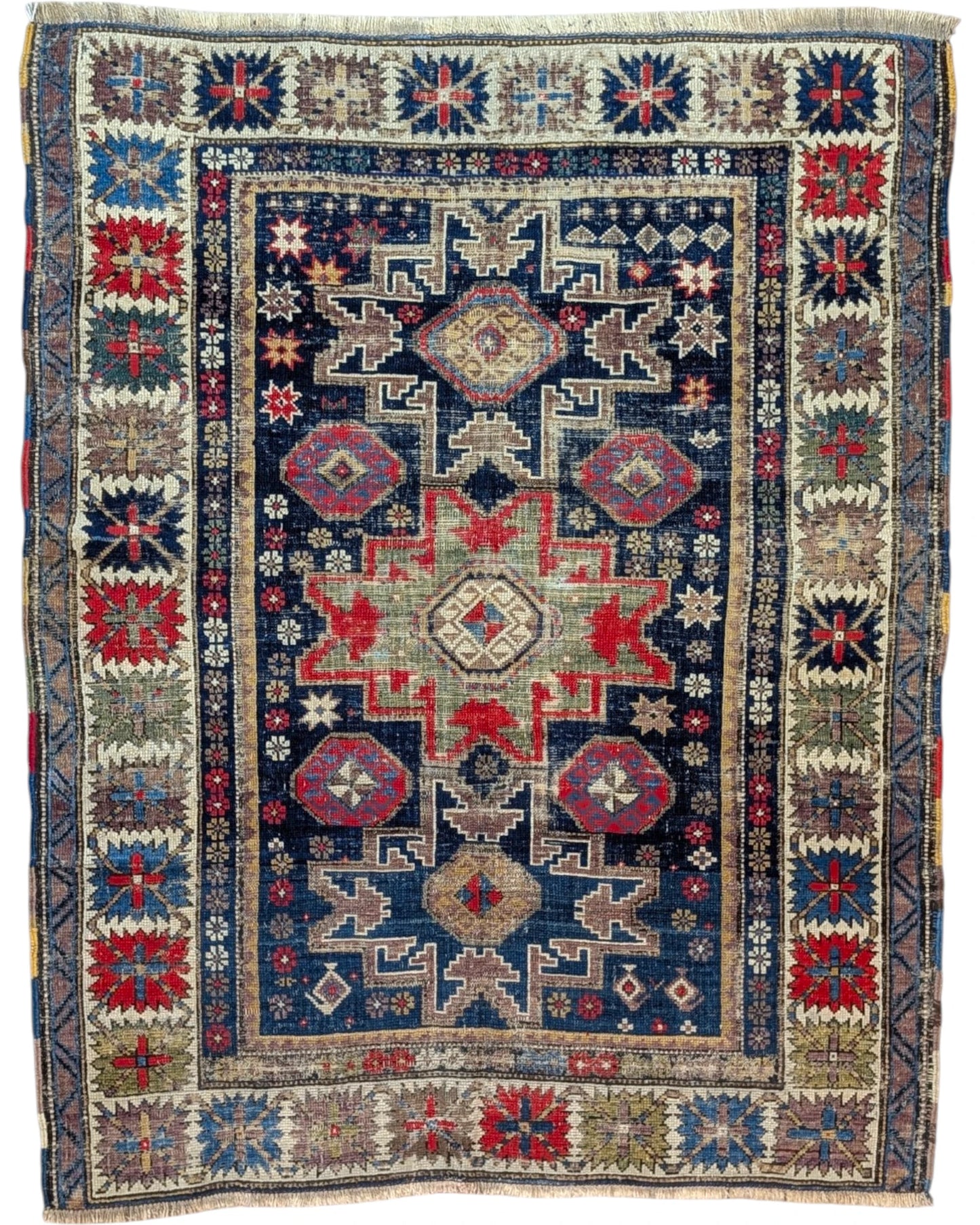 Tappeto Caucaso Antico 150x120 cm annodato a mano con grande medaglione geometrico e motivi tribali.