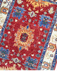Tappeto Farahan geometrico rosso 159x106 cm in camera da letto