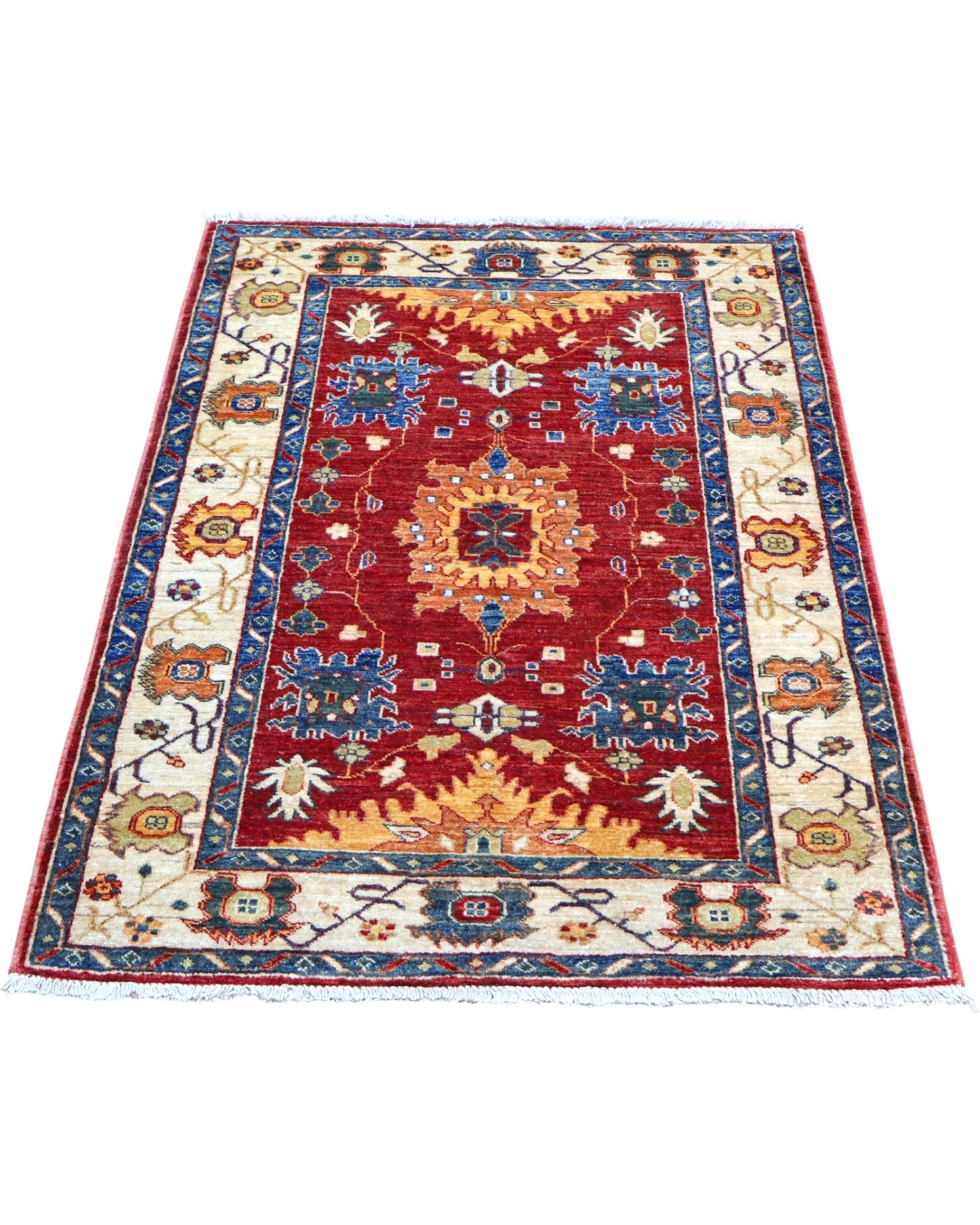 Tappeto Farahan rosso 159x106 cm con medaglione centrale in salotto