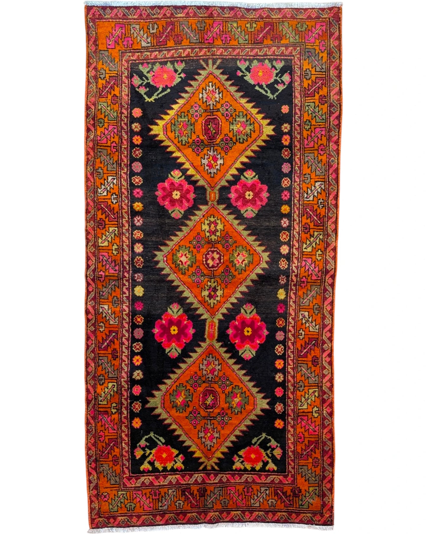 Tappeto Gharabagh Antico 230x112 cm annodato a mano con tre medaglioni romboidali e motivi floreali.