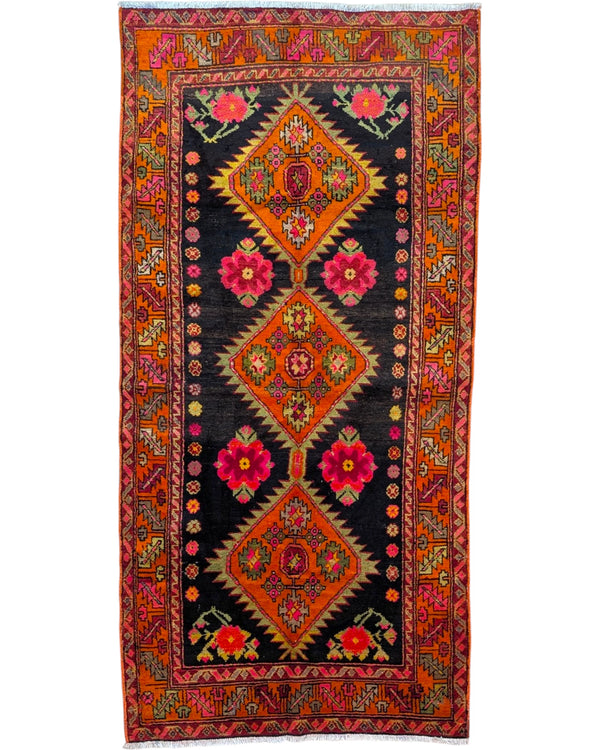 Tappeto Gharabagh Antico 230x112 cm annodato a mano con tre medaglioni romboidali e motivi floreali.