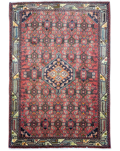 Tappeto persiano 150x106 cm rosso con motivi geometrici in soggiorno elegante