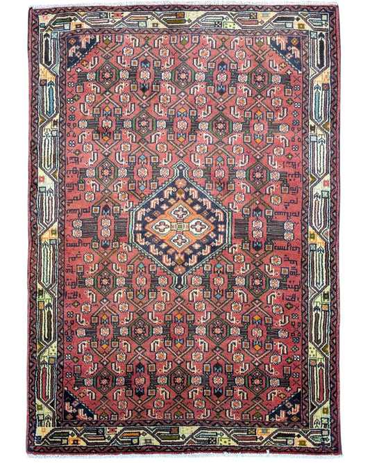 Tappeto persiano 150x106 cm rosso con motivi geometrici in soggiorno elegante