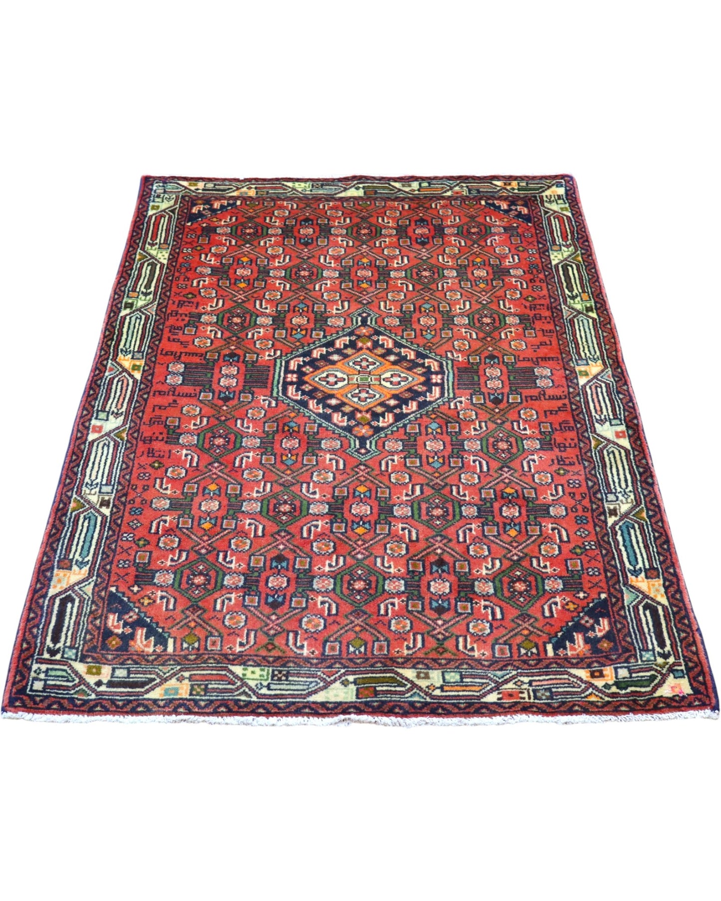 Tappeto Hamedan rosso 150x106 cm con medaglione centrale in salotto
