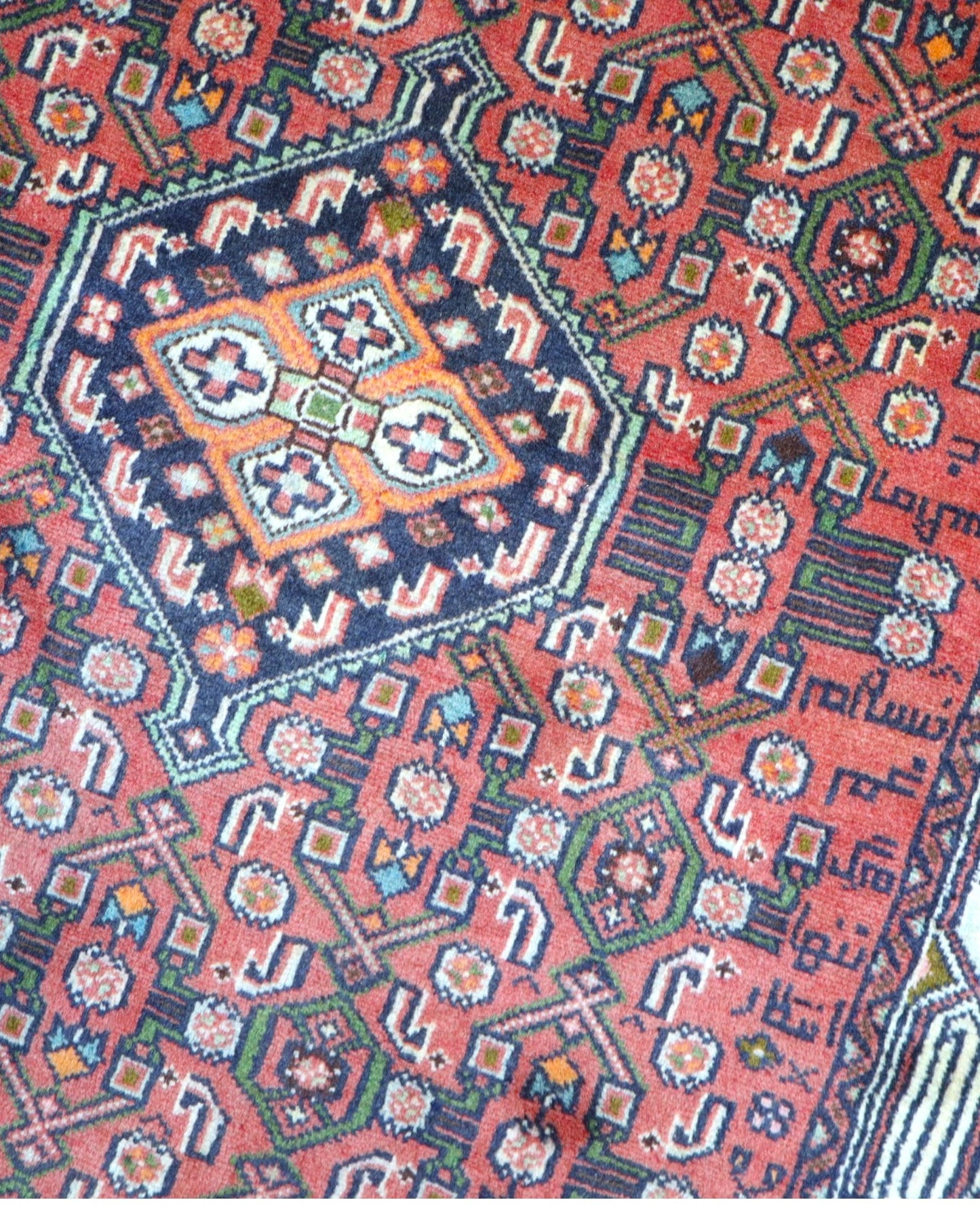 Tappeto Hamedan geometrico rosso 150x106 cm in camera da letto
