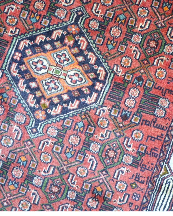 Tappeto Hamedan geometrico rosso 150x106 cm in camera da letto