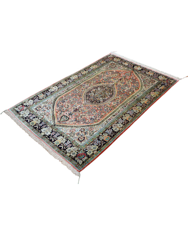 Raffinato tappeto 160x104cm India con medaglione floreale in sala