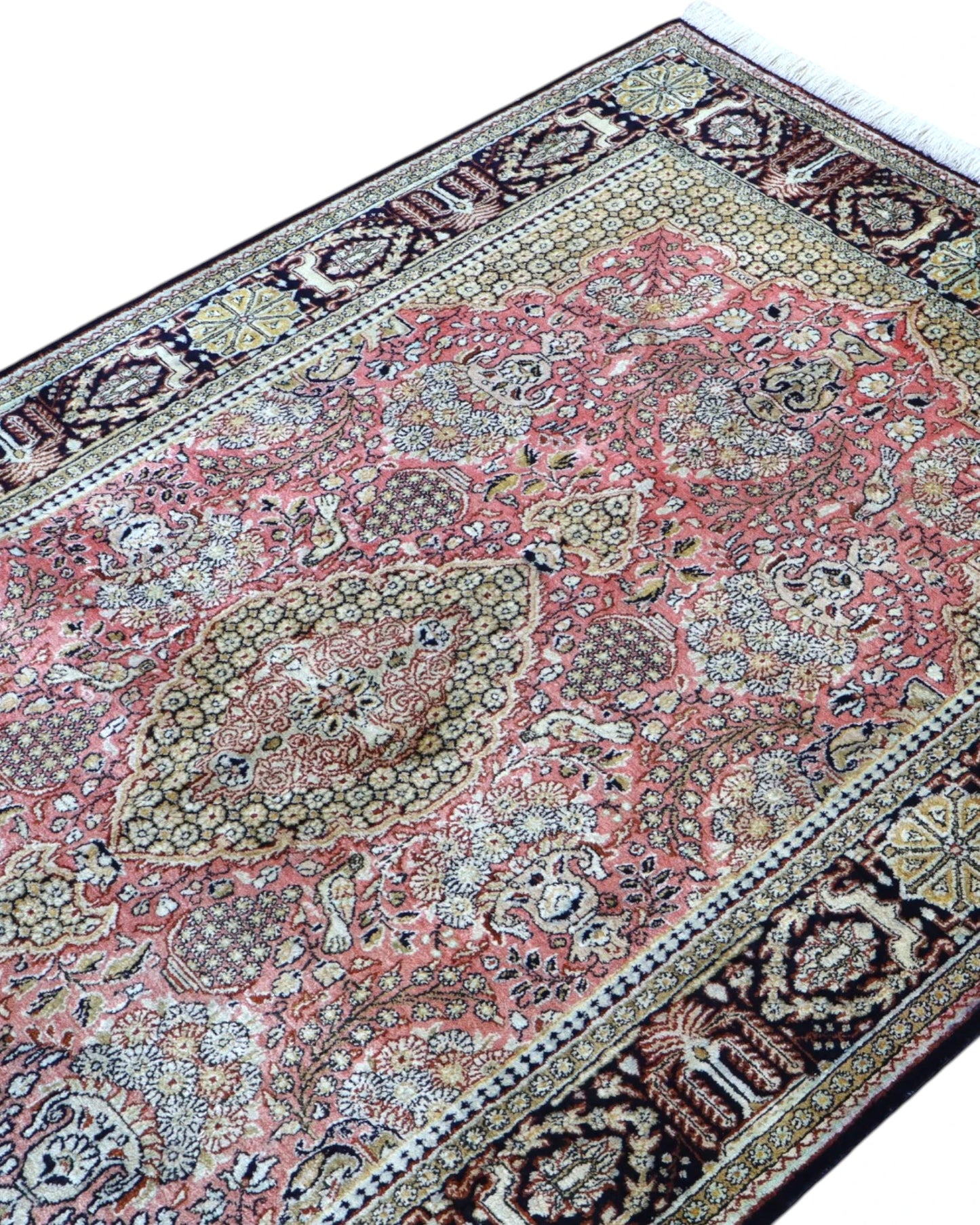 Tappeto artigianale India 170x110 cm con design floreale in ambiente moderno