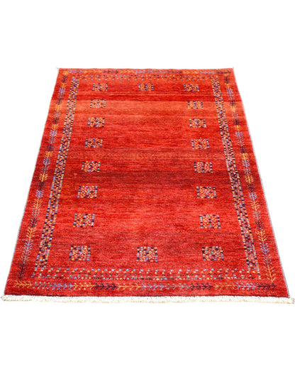Tappeto persiano 150x100 cm rosso minimal con motivi geometrici in soggiorno