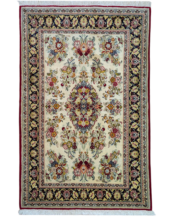 Tappeto persiano 167x108 cm avorio con medaglione floreale in soggiorno elegante