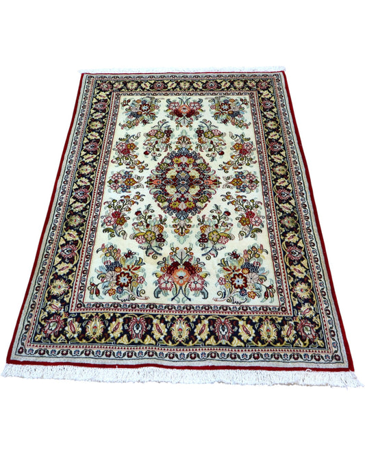 Tappeto Qom avorio 167x108 cm con motivi floreali in salotto raffinato