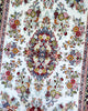 Tappeto Qom floreale avorio 167x108 cm in camera da letto elegante