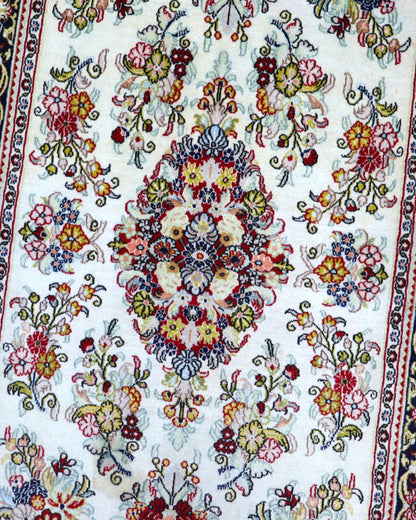 Tappeto Qom floreale avorio 167x108 cm in camera da letto elegante