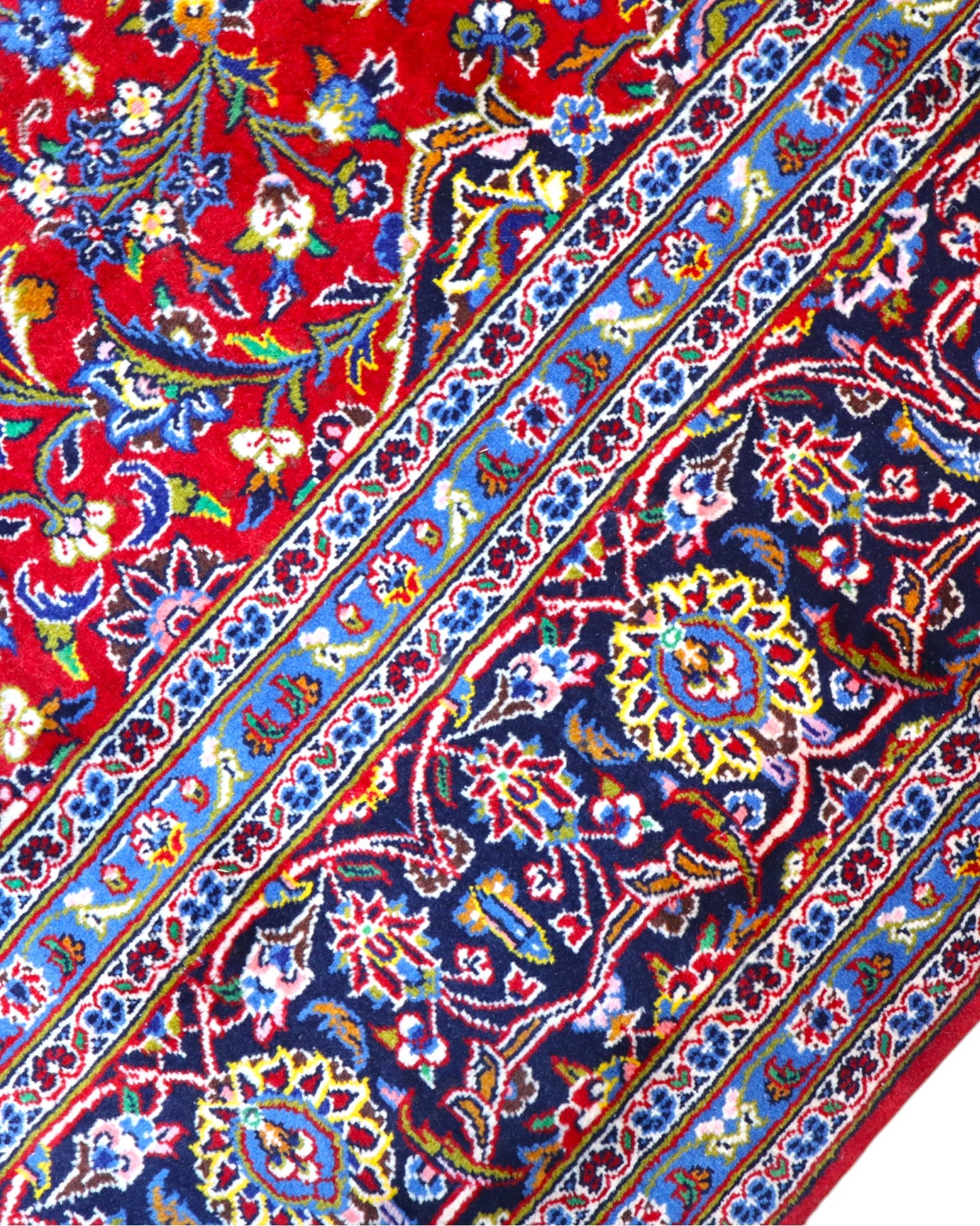 Tappeto persiano Kashan 402x297 cm, fondo rosso con medaglione centrale blu e avorio, annodato a mano in lana vegetale.