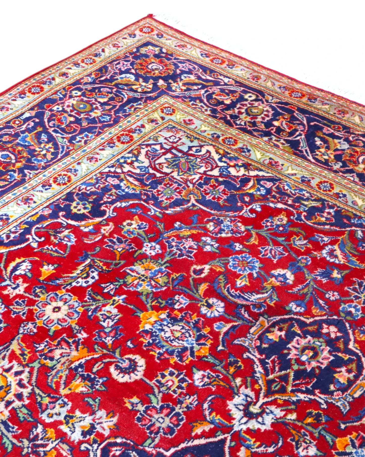 Tappeto persiano Kashan 238x247cm con fondo rosso, medaglione avorio e ricchi motivi floreali blu e oro.