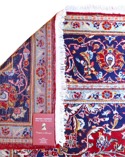 Tappeto persiano Kashan 238x247cm con fondo rosso, medaglione avorio e ricchi motivi floreali blu e oro.