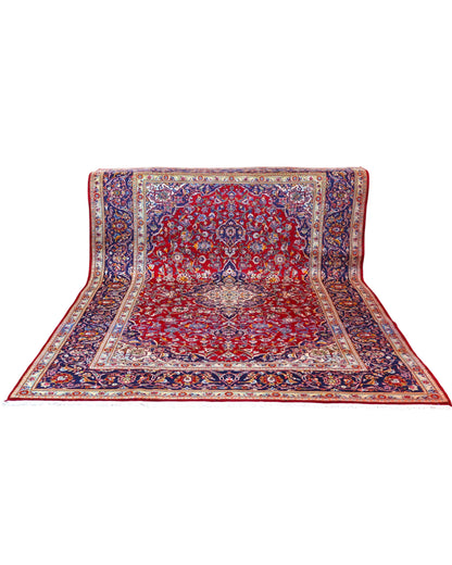 Tappeto persiano Kashan 238x247cm con fondo rosso, medaglione avorio e ricchi motivi floreali blu e oro.