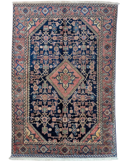 Tappeto Malayer Antico 191x132 cm annodato a mano con medaglione romboidale su fondo blu scuro.