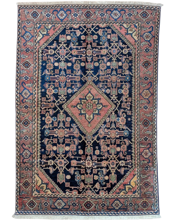 Tappeto Malayer Antico 191x132 cm annodato a mano con medaglione romboidale su fondo blu scuro.