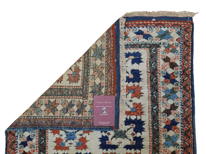 Tappeto Cucazo 135x95 cm, annodato a mano, lana pregiata, motivi geometrici policromi, artigianato caucasico.