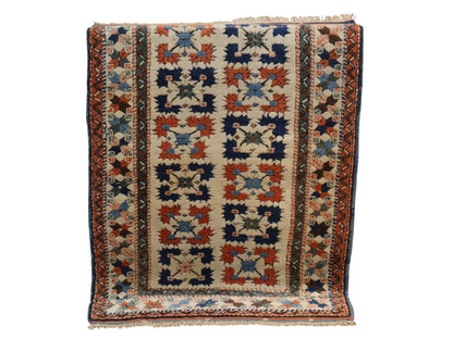 Tappeto Cucazo 135x95 cm, annodato a mano, lana pregiata, motivi geometrici policromi, artigianato caucasico.