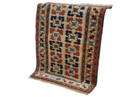 Tappeto Cucazo 135x95 cm, annodato a mano, lana pregiata, motivi geometrici policromi, artigianato caucasico.