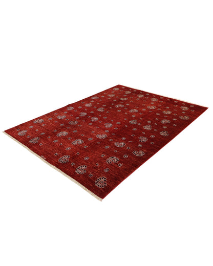 Tappeto “Rubino” di Darios 235x183 cm, annodato a mano, fondo rosso rubino con motivi floreali e foglie stilizzate beige, lana tinta vegetale, certificato incluso.