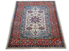 Tappeto Kazak 144x102 cm, annodato a mano, lana pregiata, medaglione geometrico e motivi floreali caucasici.