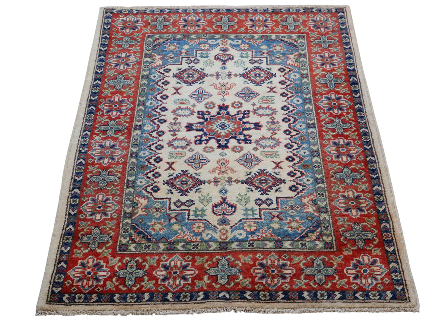 Tappeto Kazak 144x102 cm, annodato a mano, lana pregiata, medaglione geometrico e motivi floreali caucasici.
