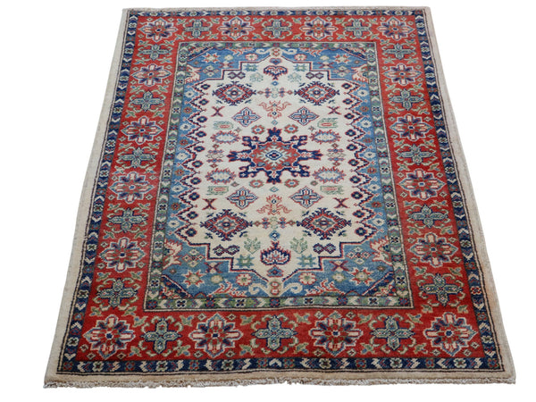 Tappeto Kazak 144x102 cm, annodato a mano, lana pregiata, medaglione geometrico e motivi floreali caucasici.