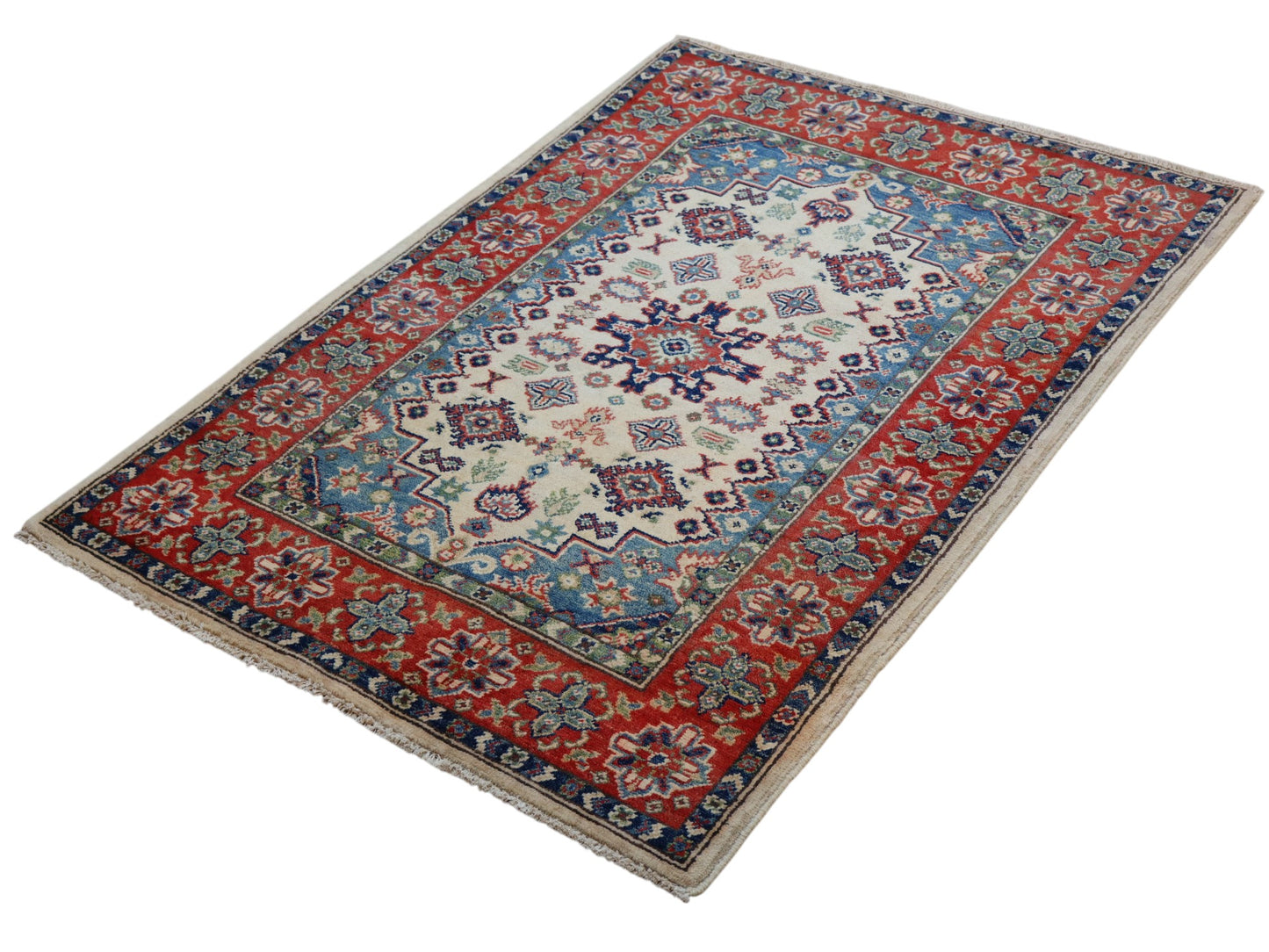 Tappeto Kazak 144x102 cm, annodato a mano, lana pregiata, medaglione geometrico e motivi floreali caucasici.