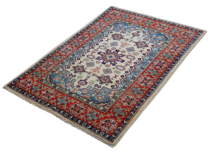 Tappeto Kazak 144x102 cm, annodato a mano, lana pregiata, medaglione geometrico e motivi floreali caucasici.