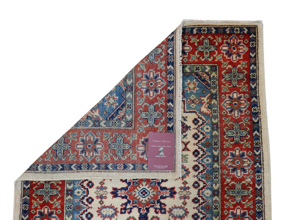 Tappeto Kazak 144x102 cm, annodato a mano, lana pregiata, medaglione geometrico e motivi floreali caucasici.