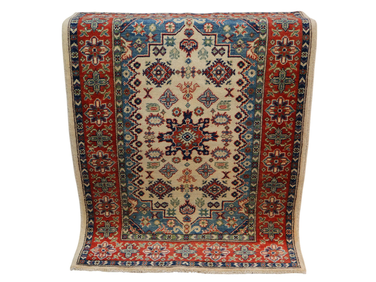 Tappeto Kazak 144x102 cm, annodato a mano, lana pregiata, medaglione geometrico e motivi floreali caucasici.