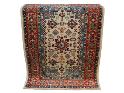 Tappeto Kazak 144x102 cm, annodato a mano, lana pregiata, medaglione geometrico e motivi floreali caucasici.