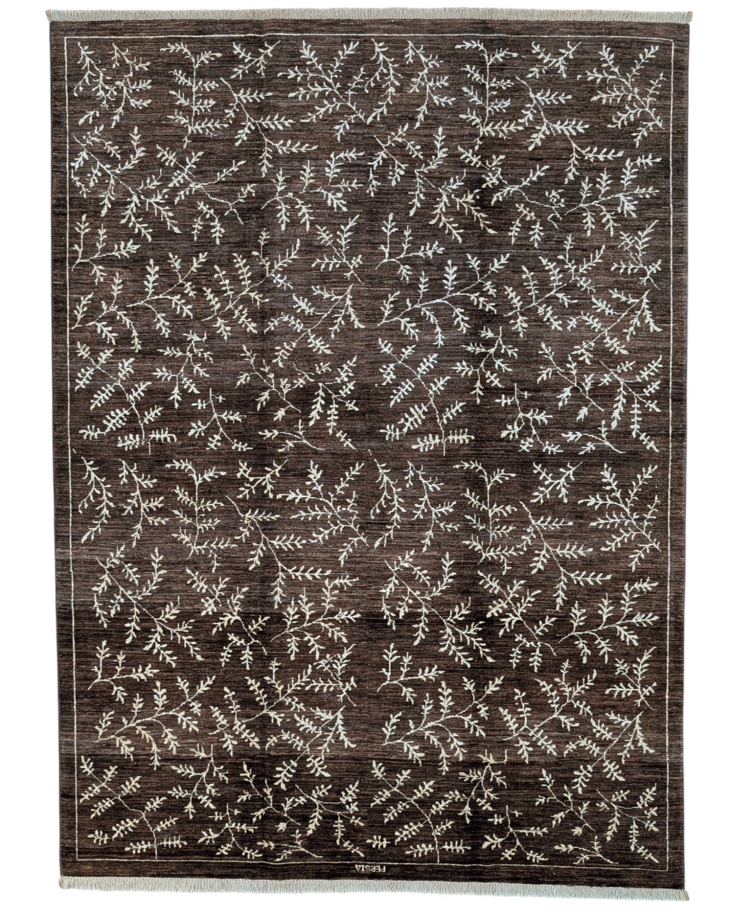 
Tappeto moderno "Foglie di Darios" 230x170 cm con fondo marrone bruciato e foglie beige/crema, realizzato in lana annodata a mano e cotone resistente. Un'opera artigianale con colori vegetali.