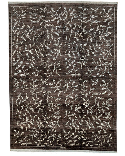 
Tappeto moderno "Foglie di Darios" 230x170 cm con fondo marrone bruciato e foglie beige/crema, realizzato in lana annodata a mano e cotone resistente. Un'opera artigianale con colori vegetali.