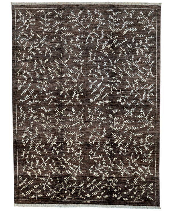 
Tappeto moderno "Foglie di Darios" 230x170 cm con fondo marrone bruciato e foglie beige/crema, realizzato in lana annodata a mano e cotone resistente. Un'opera artigianale con colori vegetali.