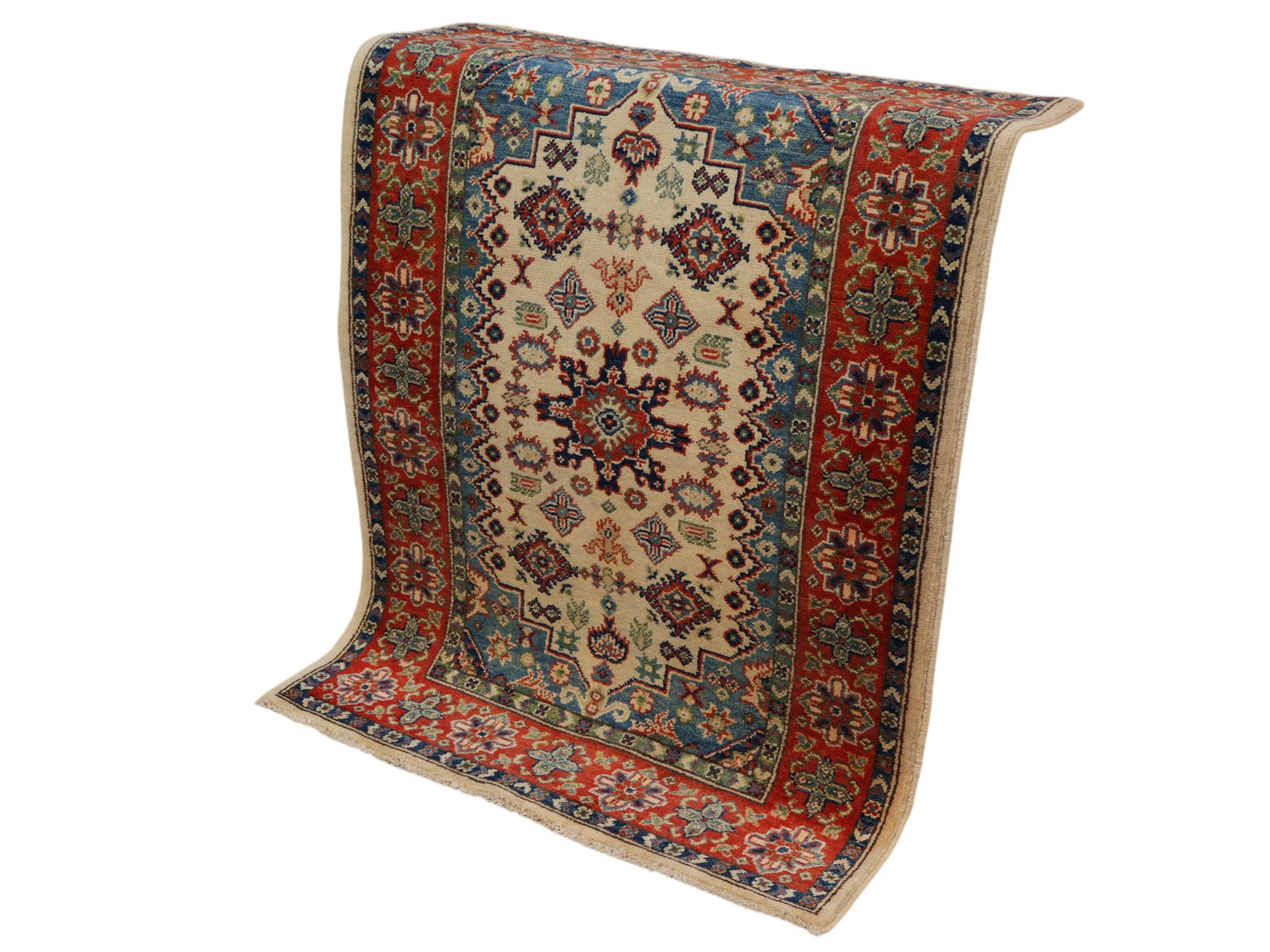 Tappeto Kazak 144x102 cm, annodato a mano, lana pregiata, medaglione geometrico e motivi floreali caucasici.