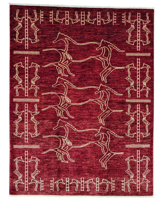 Tappeto moderno "Cavalli di Darios" 234x180 cm con fondo rosso/bordeaux e figure stilizzate di cavalli in corsa in colori chiari (ocra/beige).