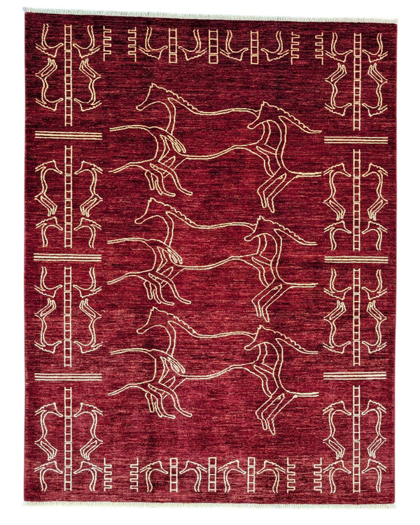 Tappeto moderno "Cavalli di Darios" 234x180 cm con fondo rosso/bordeaux e figure stilizzate di cavalli in corsa in colori chiari (ocra/beige).