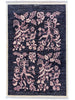 Tappeto moderno persiano 153x101 cm con fondo blu scuro e motivi floreali rosa annodati a mano.