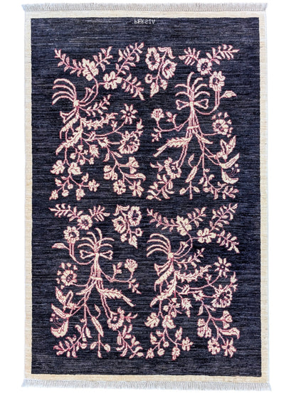 Tappeto moderno persiano 153x101 cm con fondo blu scuro e motivi floreali rosa annodati a mano.