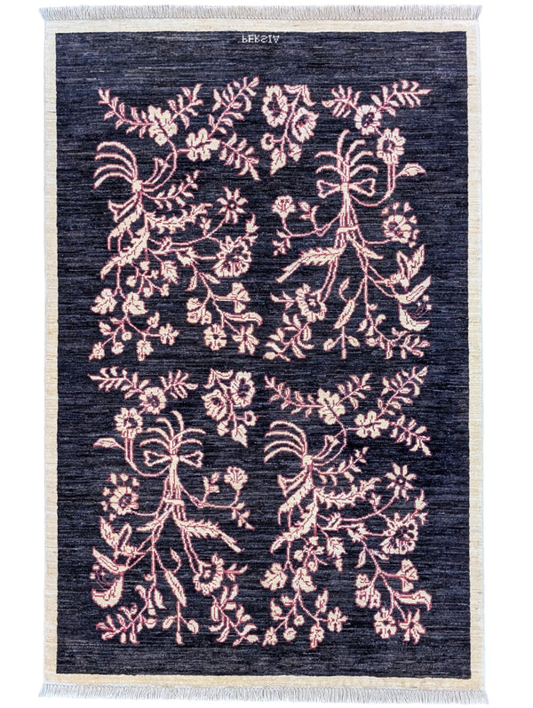 Tappeto moderno persiano 153x101 cm con fondo blu scuro e motivi floreali rosa annodati a mano.