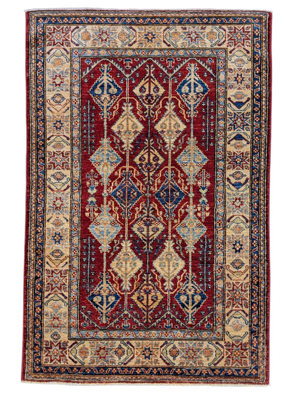 Tappeto Shirvan 154x102 cm, annodato a mano in Persia, fondo rosso con motivi geometrici blu, giallo e beige, lana pregiata e cotone resistente, certificato di autenticità incluso.