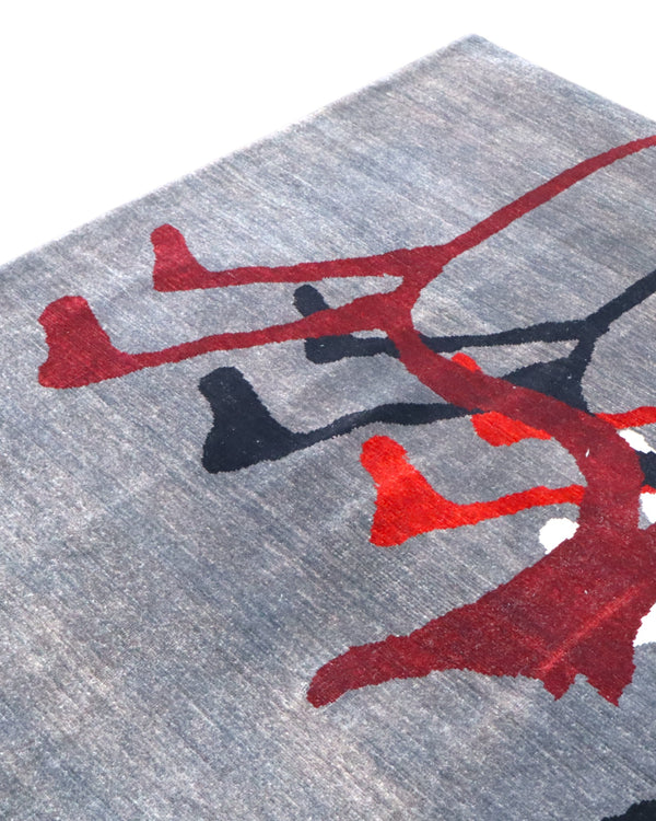 Tappeto Moderno persiano 293x200 cm con fondo grigio e motivi astratti in rosso, nero e avorio, tramato ed annodato a mano.