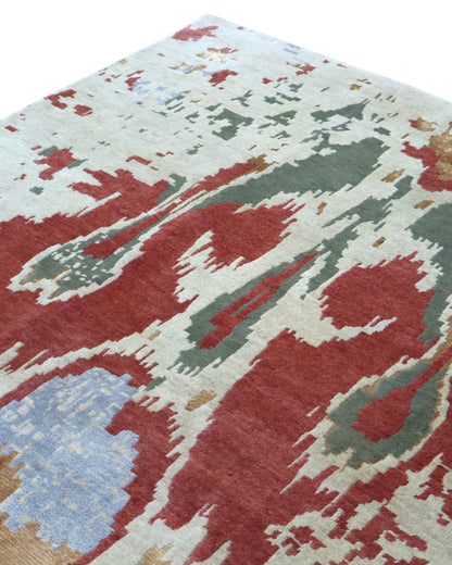 Tappeto Moderno persiano 270x184 cm con fondo verde chiaro e motivi ikat in rosso, blu e verde scuro, tramato ed annodato a mano.