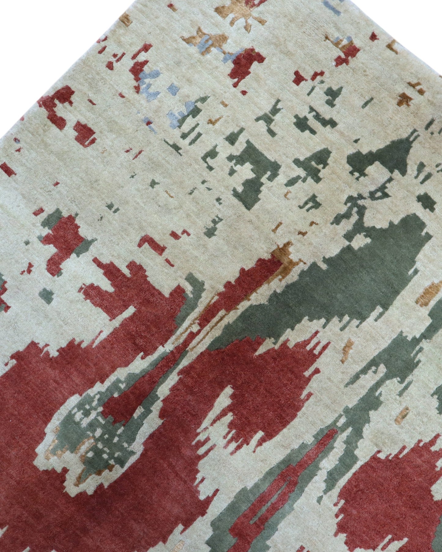 Tappeto Moderno persiano 270x184 cm con fondo verde chiaro e motivi ikat in rosso, blu e verde scuro, tramato ed annodato a mano.